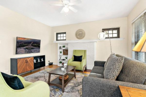 Lit & Trendy 1-Bedroom Apt in the Iconic Hyde Park, Chicago
